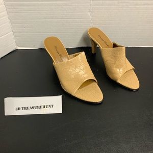 Carriage Court Tan Faux Leather Heels Sz 5.5